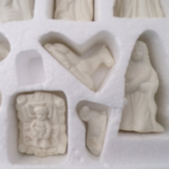 BLACK FRIDAY SALE 11 Piece Nativity Set Jade Collection with Wood Base - Picture 6 of 9